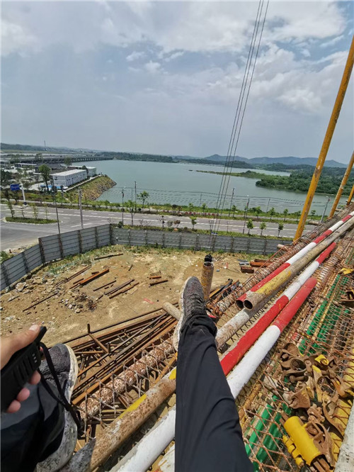 东洲区作业中发生设备损坏或人员意外，责任怎么划分？