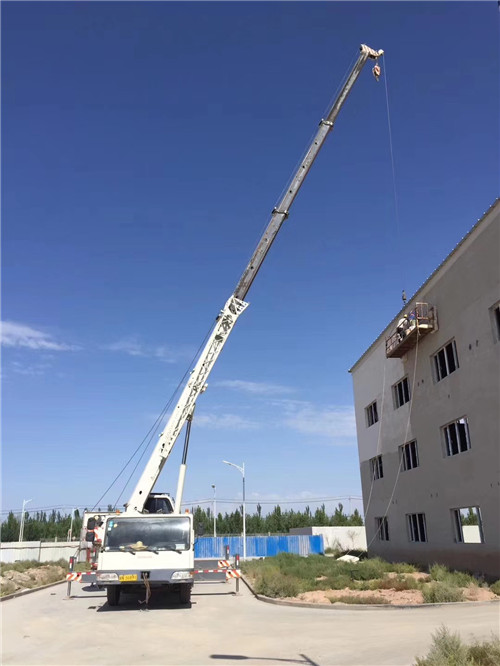 东洲区“轻装强干”—— 吊车的 “轻量化臂架” 技术